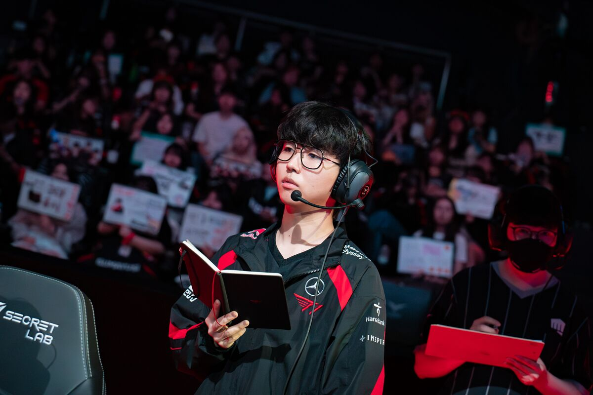 What Does a League of Legends Coach Do?